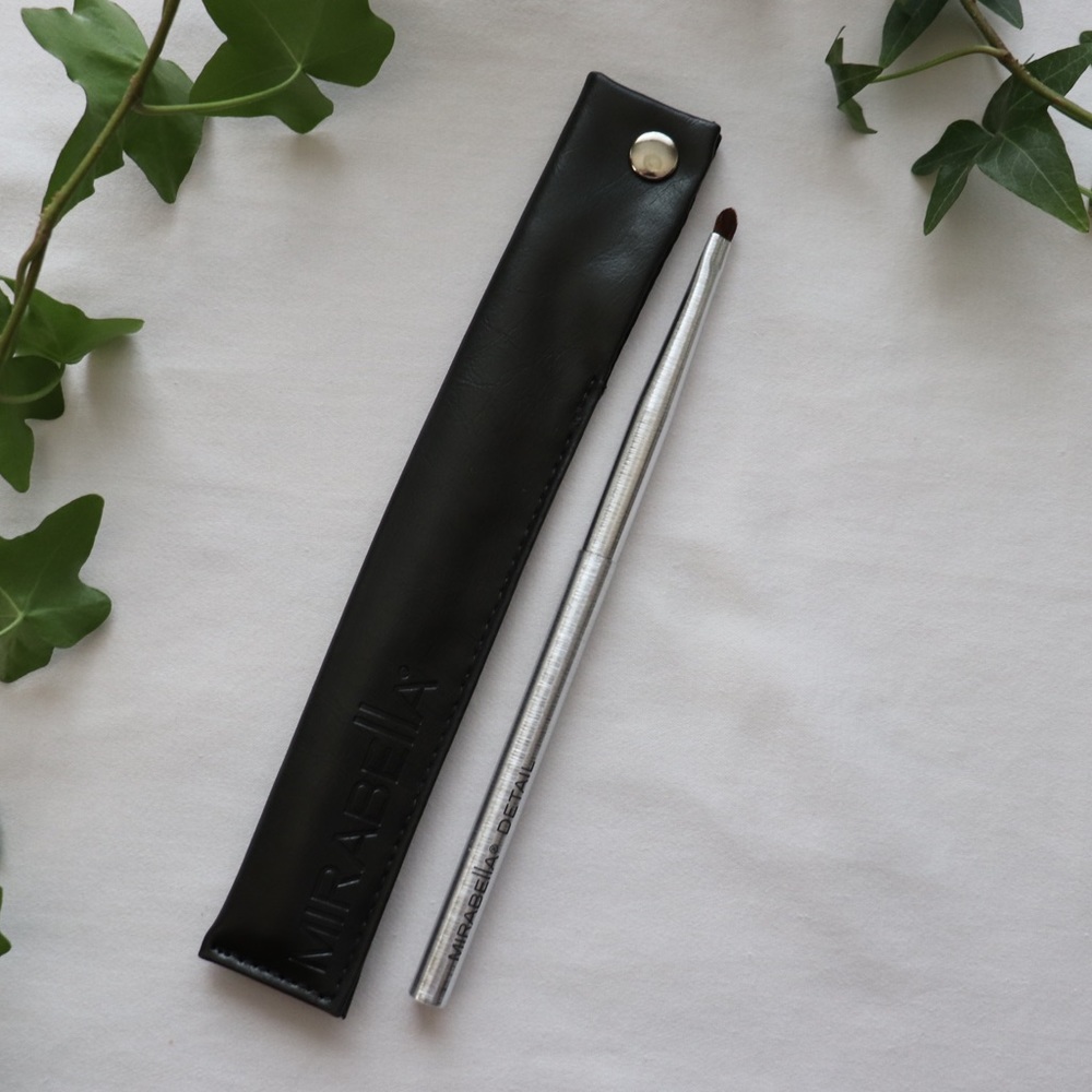 Small Detail Eyeshadow Brush- Mirabella